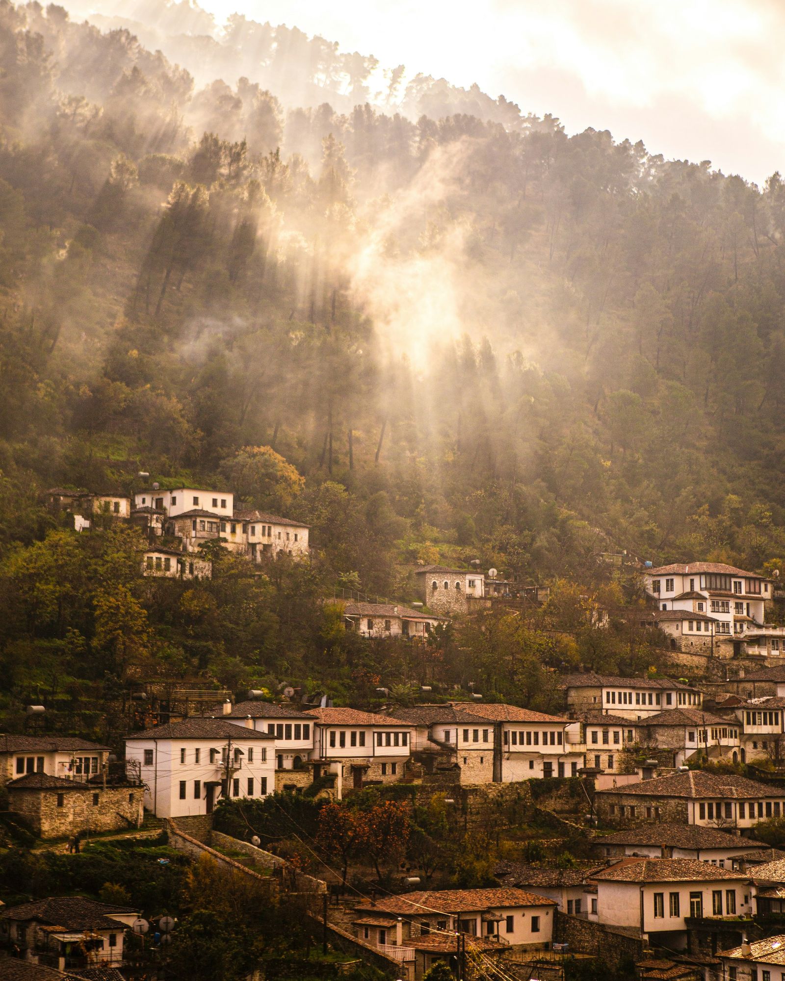 Berat, la città dalle mille finestre, nella luce del mattino