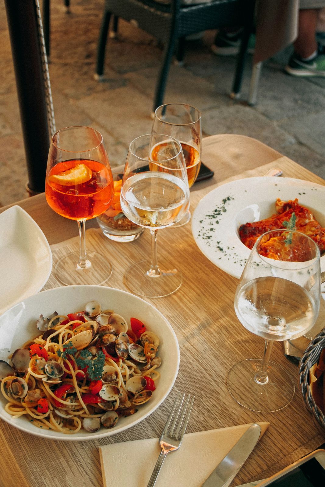 Piatti di mare e vino bianco a tavola